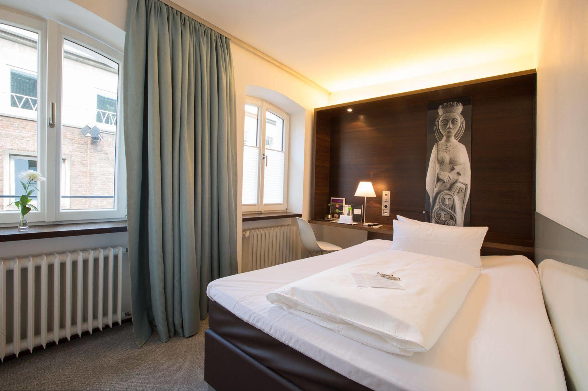 Hotel Stern Am Rathaus Kolonia Zewnętrze zdjęcie