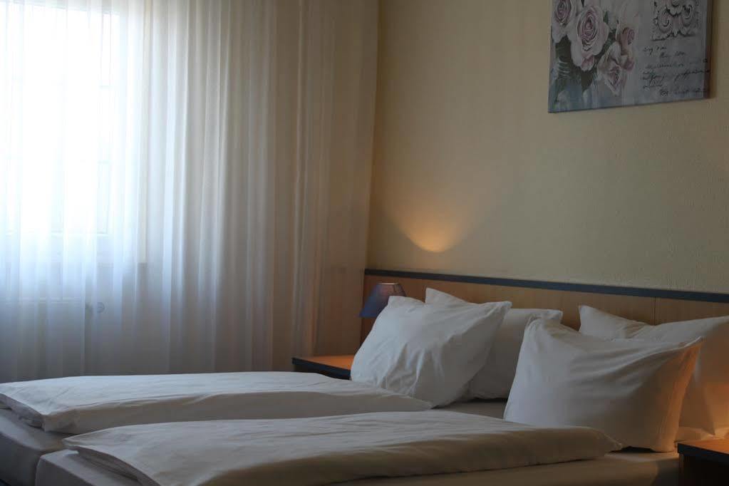 Hotel Stern Am Rathaus Kolonia Zewnętrze zdjęcie